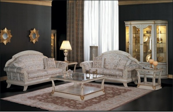 Klassiskt soffa-spegel-ornament-glasbord