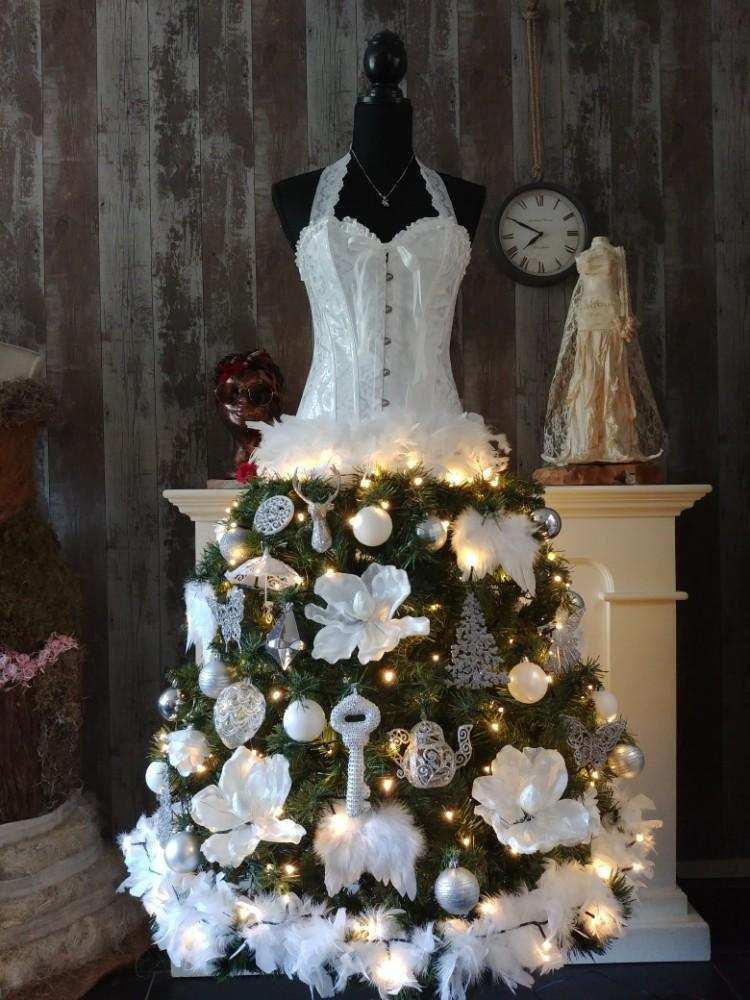 gran klänning vit tinker vintage julgran dekorationer blommor fjädrar kristaller