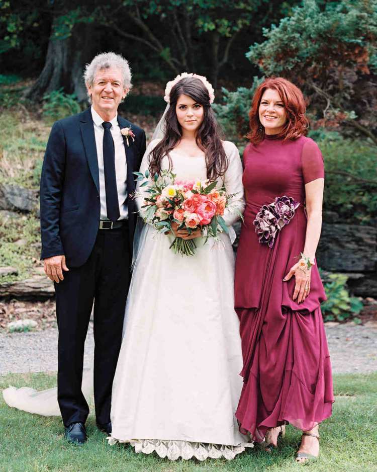 klänning till brudens mor röd kjol blomma band