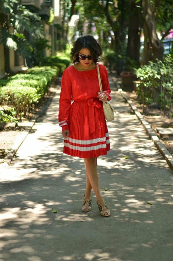 Plisserad-klänning-i-röd-med-vit-kant