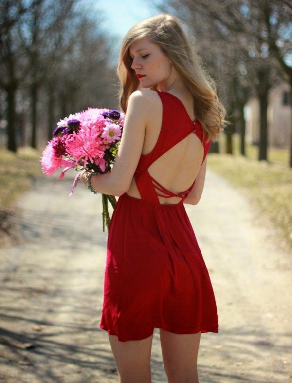 kort-röd-klänning-rygglös-bukett