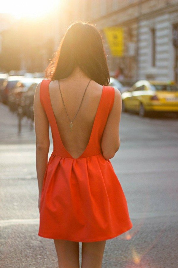 kort rygglös-klänning-i-rött