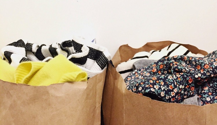 Städa upp garderoben-städa-sortera-slänga-donera-sälja kläder