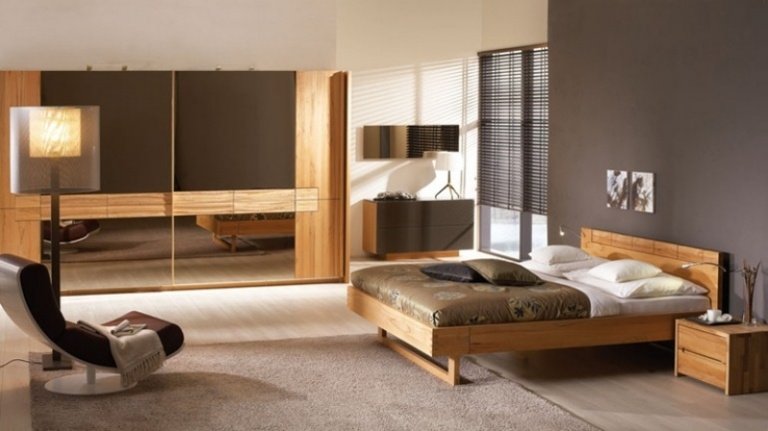 Sovrum-garderob-gjord av massivt trä-skjutdörrar-V-RIVERA-Voglauer