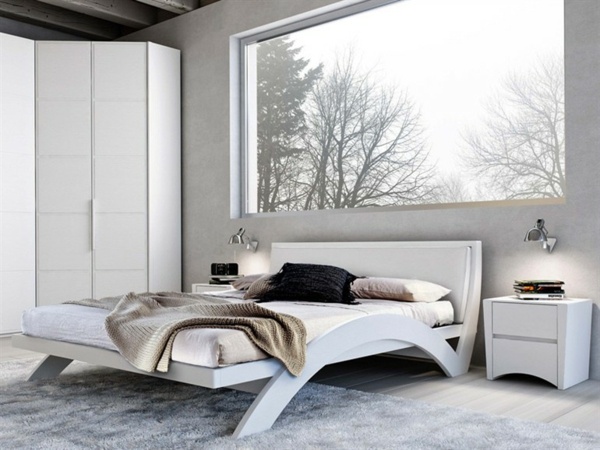 vit garderob sluttande sovrum design