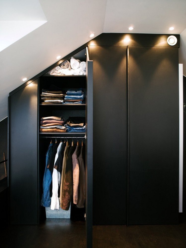 Lägg till belysning i din garderob för att spara utrymme