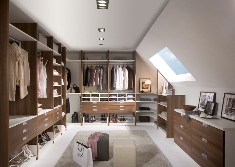 Bygg din egen garderob-sluttande-klädkammare-trä-modernt-stort-deco-fönster