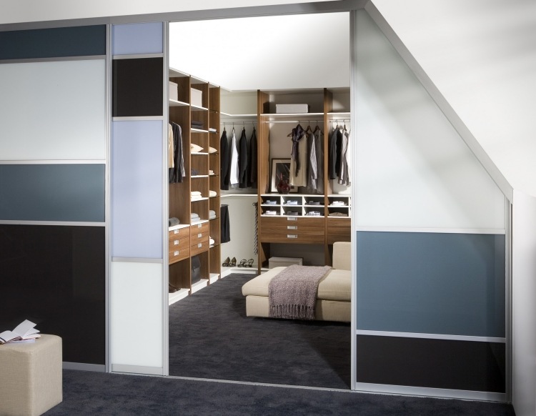 Bygg din egen garderob-sluttande-gå-i-skjutdörr-blå-geometrisk-trä-vit-modern