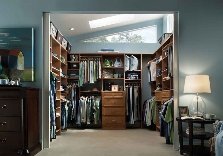 Bygg din egen garderob-sluttande-omklädningsrum-takfönster-dagsljus-trä-blå-