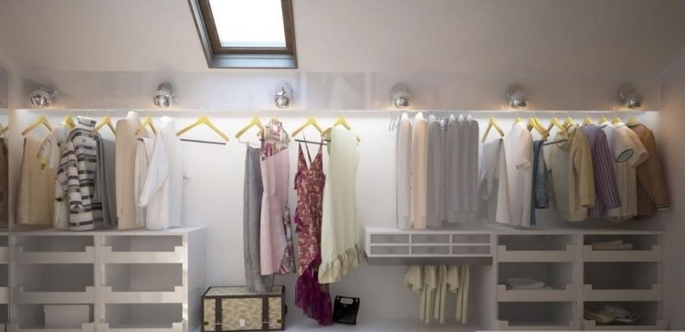 Bygg din egen garderob - sluttande - omklädningsrum - snyggt - vitt - fönster - belysning - klädstång