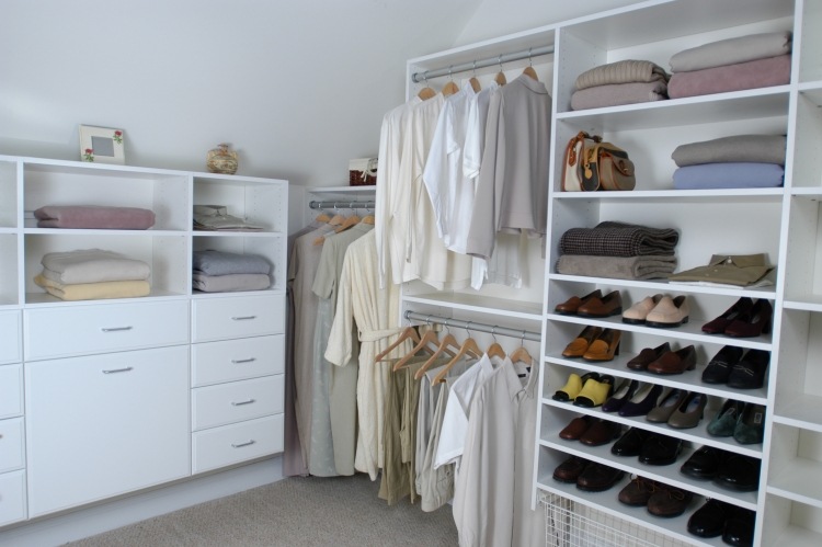 Bygg din egen garderob-sluttande-vit-standard-organisera-helt enkelt-rätt-utrymme