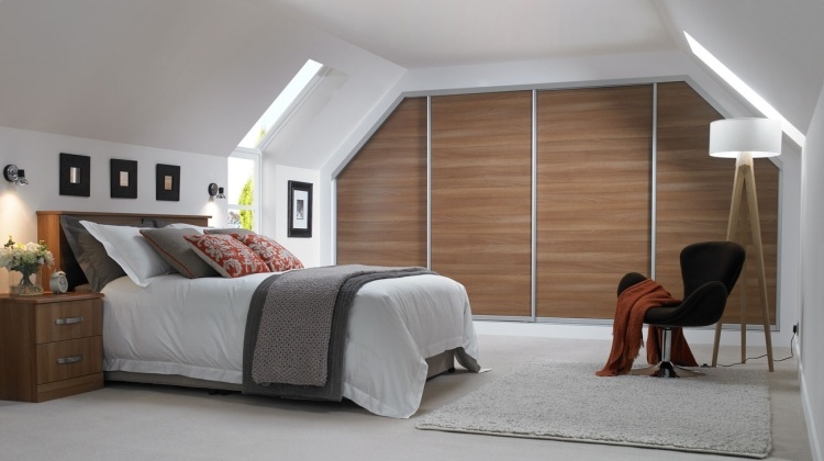 Bygg din egen garderob-lutande-sovrum-skjutdörrar-trä-stort-vitt-ljus-fönster