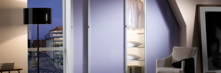 garderob-bygg-själv-sluttande-skjutdörr-lila-violett-vitt-lager-fönster