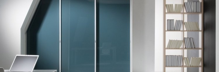 garderob-bygg-själv-sluttande-skjutdörr-glas-högblank-blå-bokhylla-vit-enkel