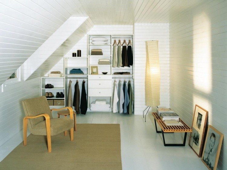 garderob-bygg-själv-sluttande-vit-liten-dekoration-enkla-nisch-steg