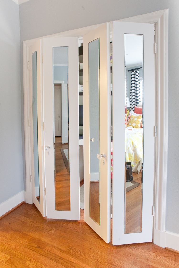 garderob-bygg-själv-sluttande-sovrum-vik-dörr-spegel-lösning-vit-klever