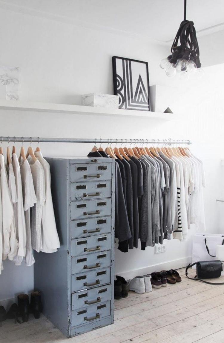 Klädskena istället för garderob -modern-industriell design-används-metall-byrå-hall-vit