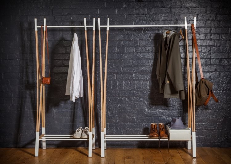 Klädskena-garderob-tegel-vägg-mörk-grå-planka-golv-trä-stå-skor-väska