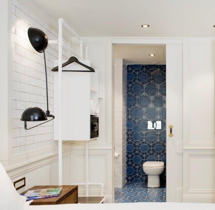 Klädskena-garderob-vit-tegel-väggmålad-toalett-badrum-blå-kakel-mönster-medelhavet