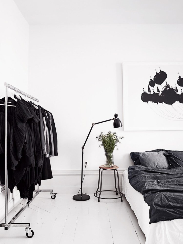 Klädskena-garderob-vit-svart-minimalistisk-skandinavisk design-säng
