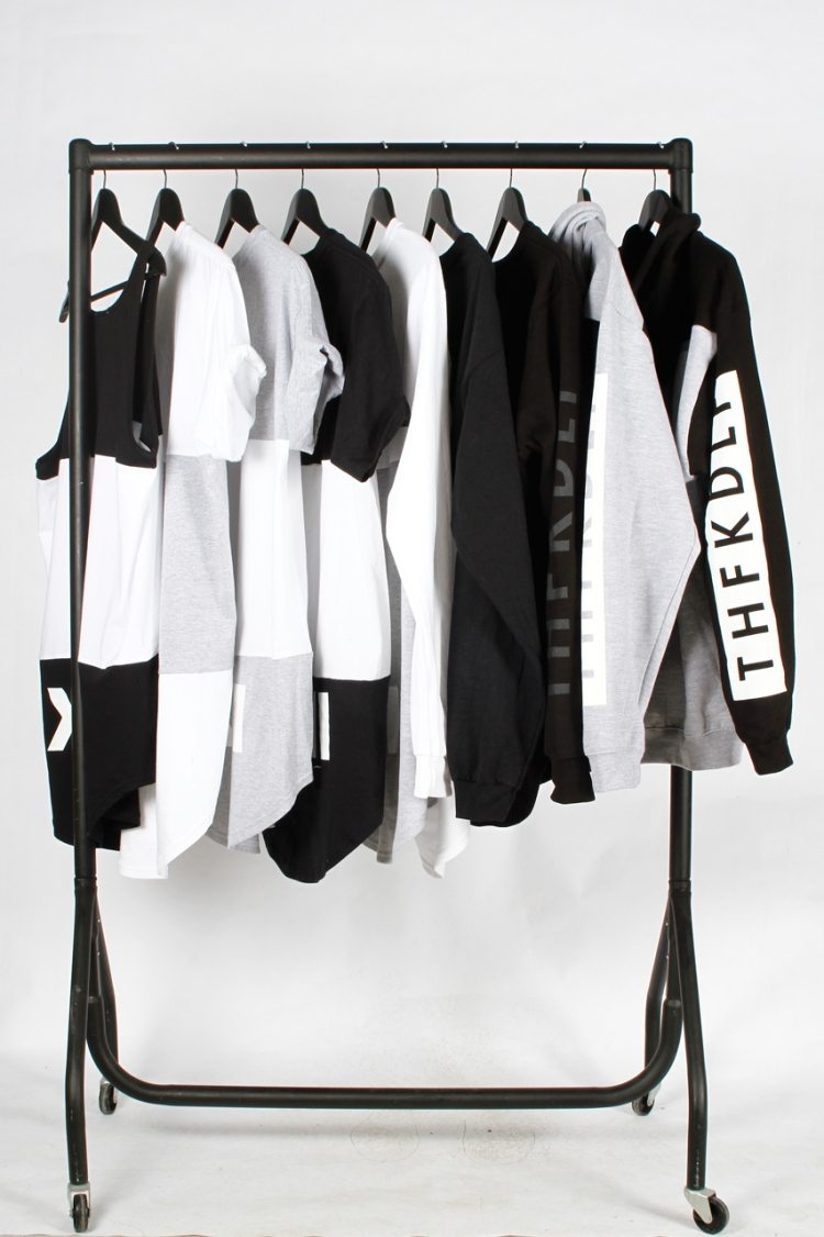 Klädskena-garderob-svart-vit-kläder-rullar-minimalistisk-modern