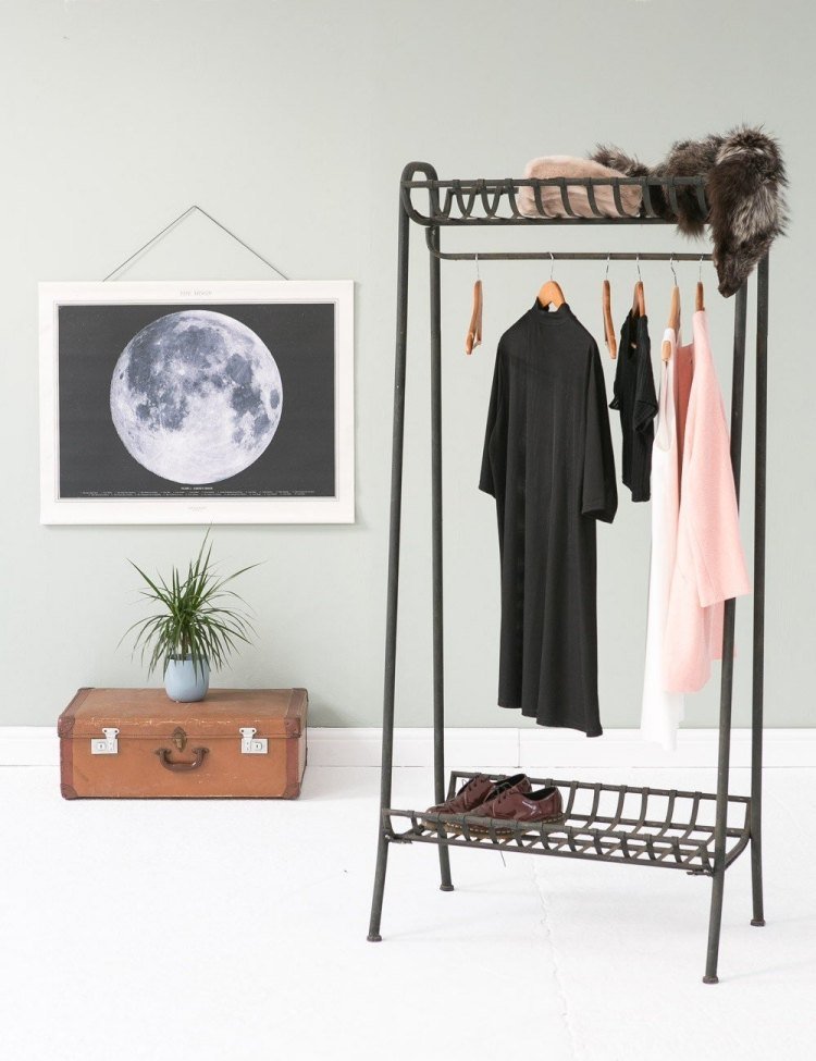 klädstång-garderob-svart-metall-resväska-gammal-bild-måne