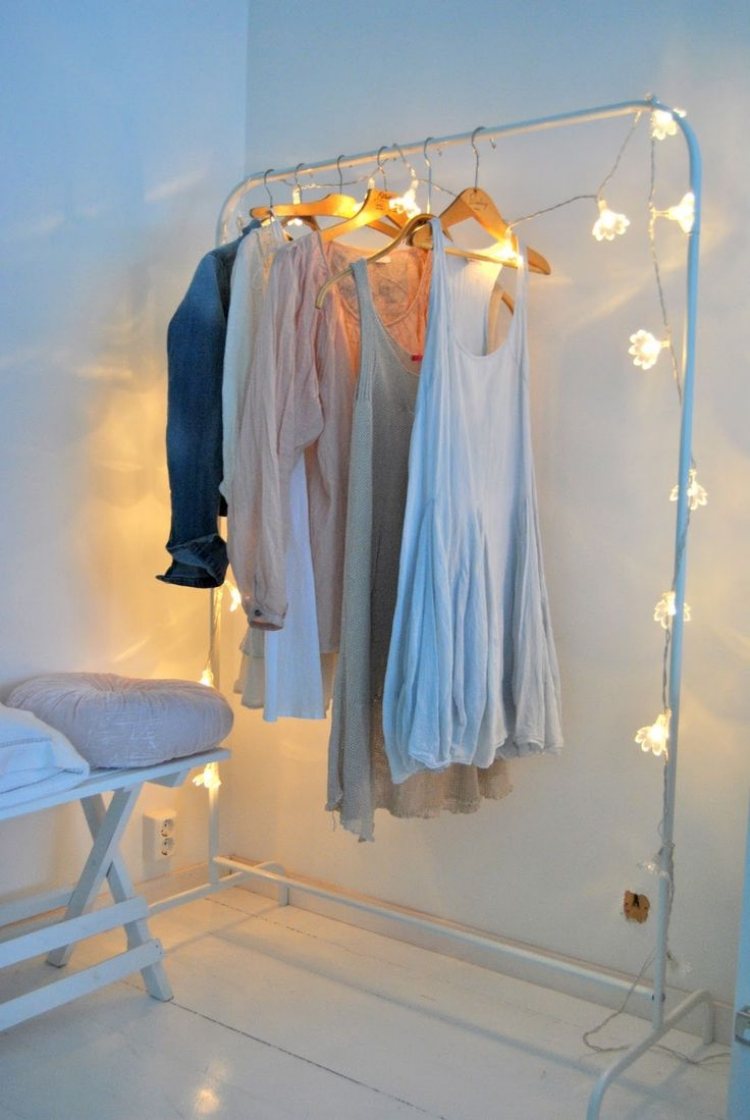 klädstång-garderob-sagoljus-ikea-vit-golv-vägg-kläder