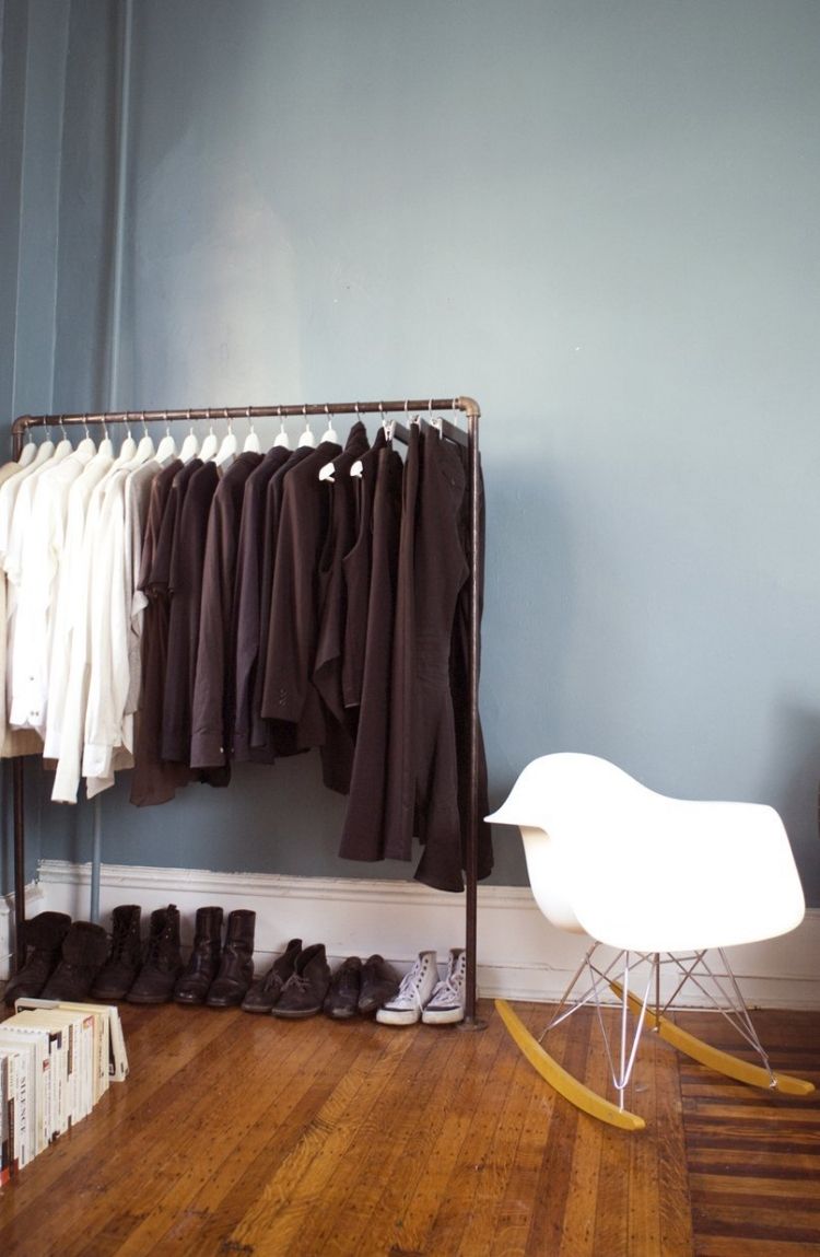 Klädskena-garderob-kläder-parkett-golv-vägg-blå-grå-gammal-plast-stol