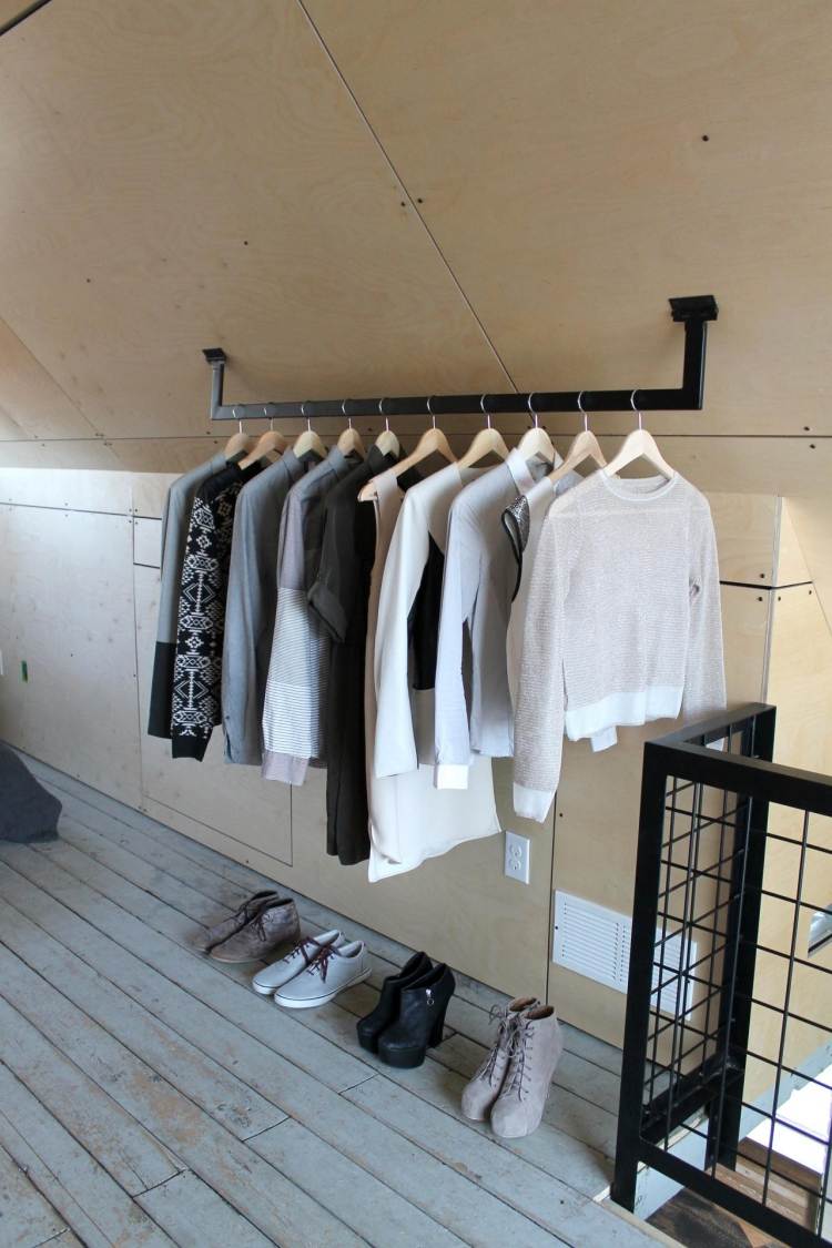 klädstång-garderob-mode-idéer-snygg-elegant-sluttande tak-väggmontering