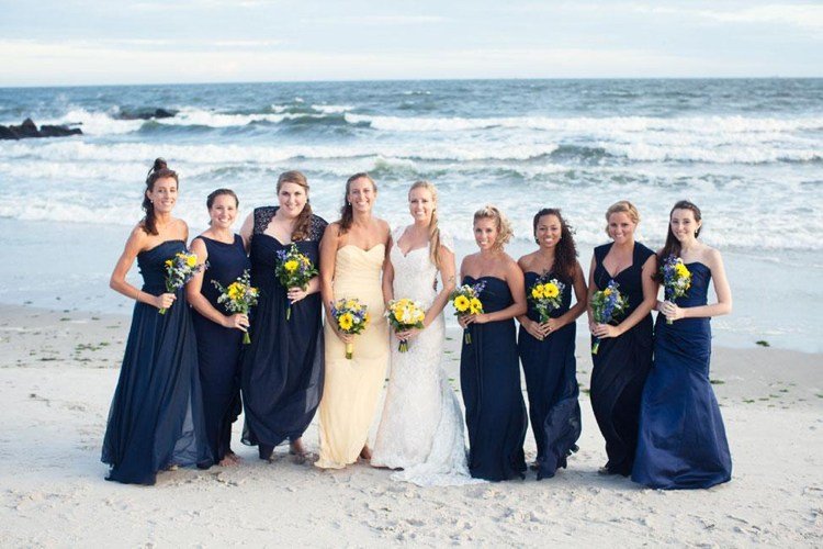 kläder-groomsmen-outfits-styling-maid of honor-bridesmaids-beach wedding