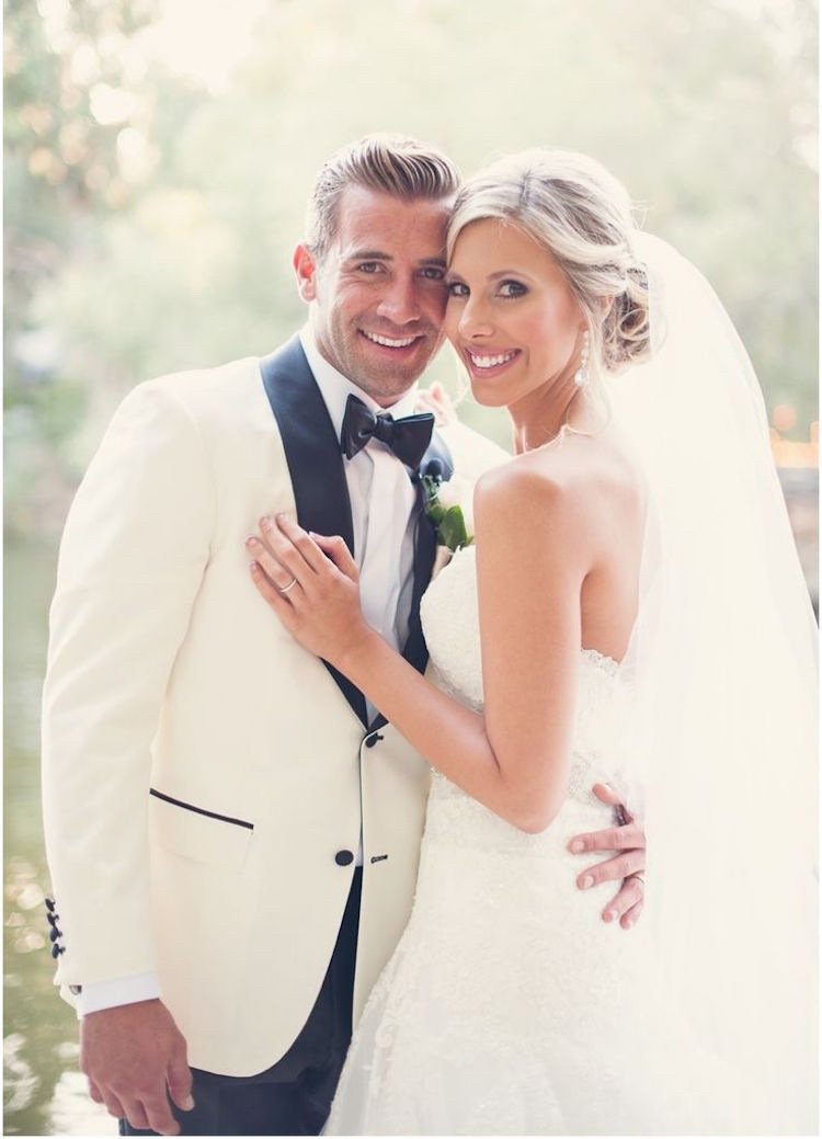 kläder-groomsmen-outfits-styling-white-bridal par-bröllop
