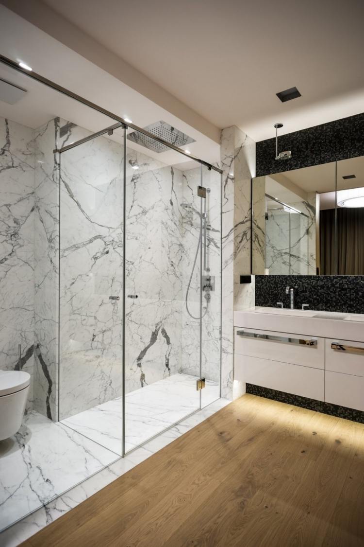 litet-badrum-inredning-vit-marmor-svart-kakel-trä golv-dusch-handfat