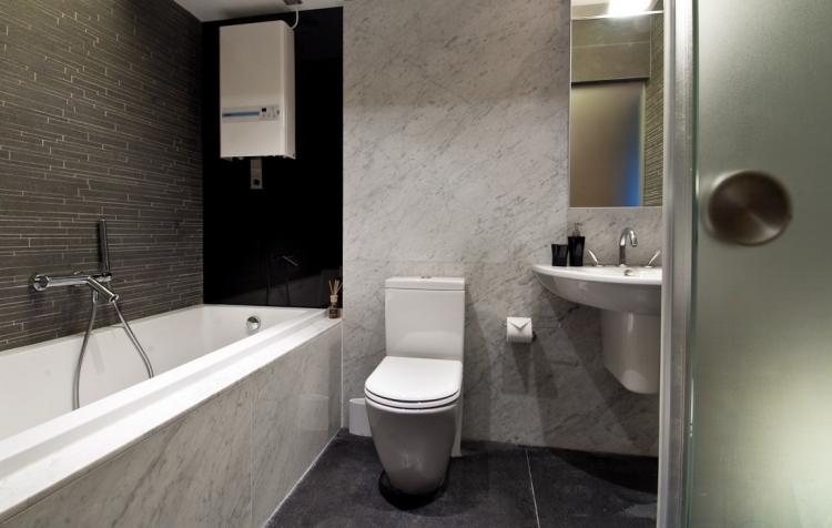 litet-badrum-inredning-grå-svart-vit-marmor-kakel-elegant-snyggt