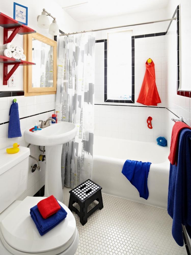 litet badrum-inredning-vit-mosaik-kakel-bikakefärgade-tillbehör-badkar-duschdraperi