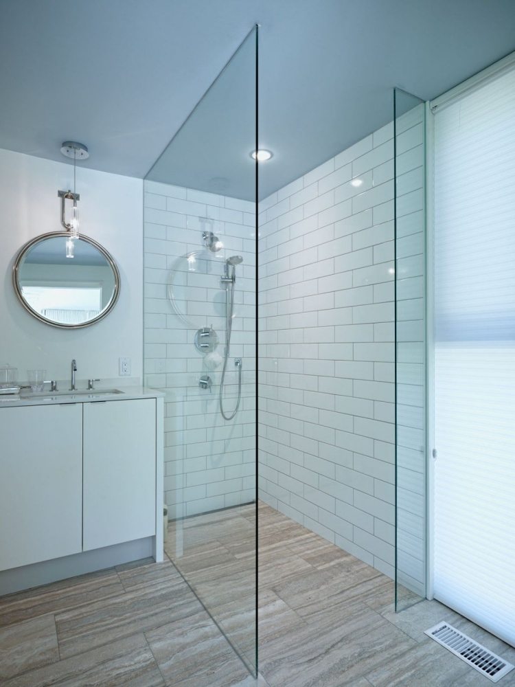 litet badrum-inredning-dusch-skåp-glas-vägg-kakel-vit-travertin-beige-tvätt-skåp-spegel-rund