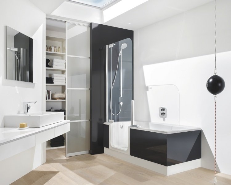 litet badrum-inredning-svart-vitt-inbyggt skåp-takfönster-dusch-badkar