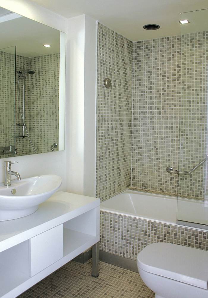 badrumsmöbler i mosaik kakel grå vit spegel
