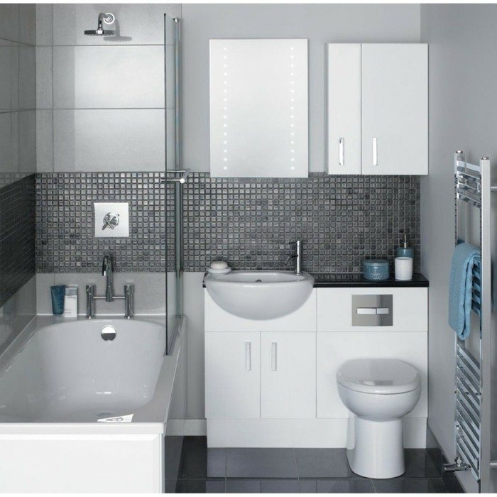 badrum mosaik grå vit skåp modernt badkar dusch