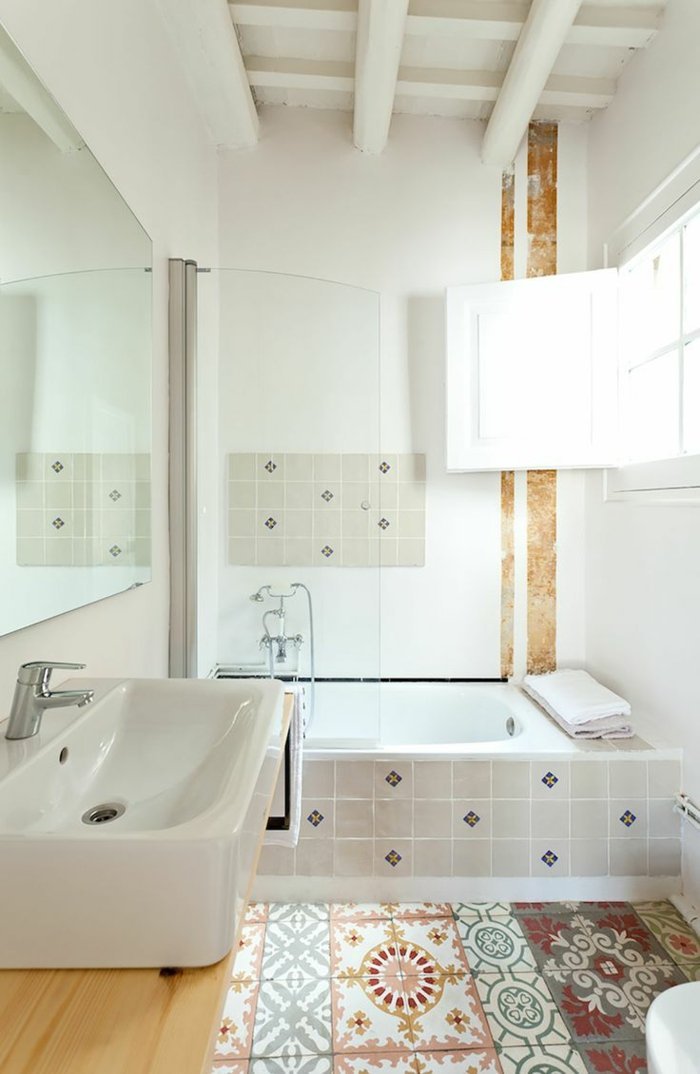 litet badrum inredning badkar dusch vitt kakel mönster