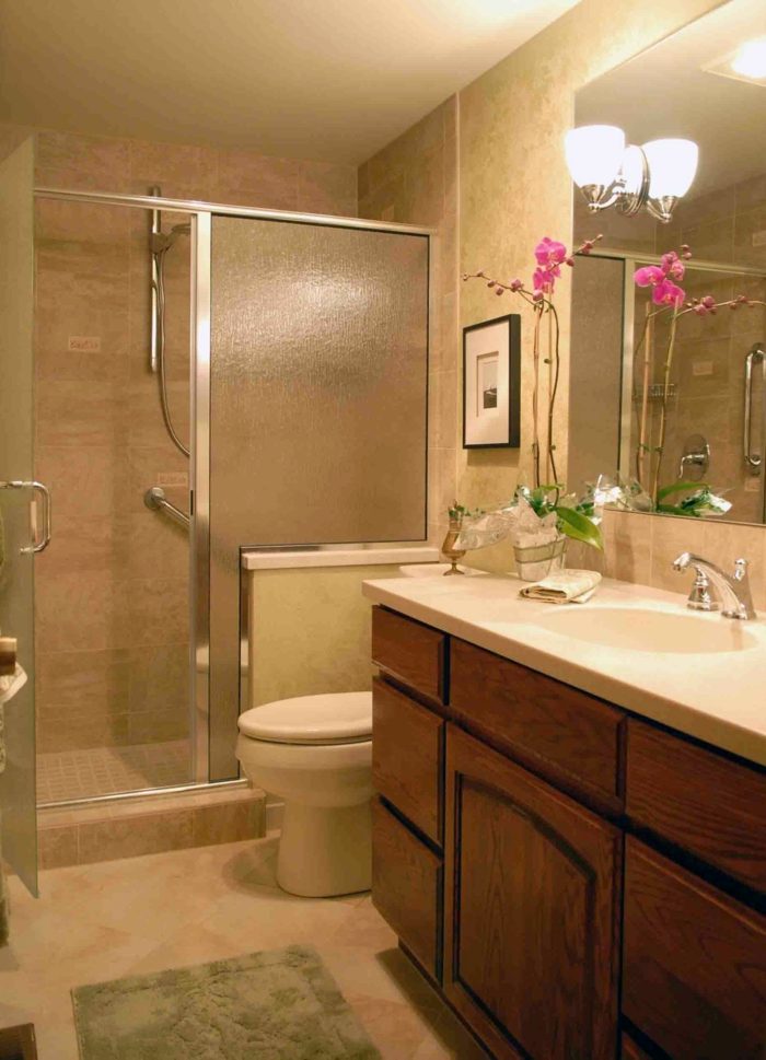 Litet badrum inrett mysigt duschkabin handfat