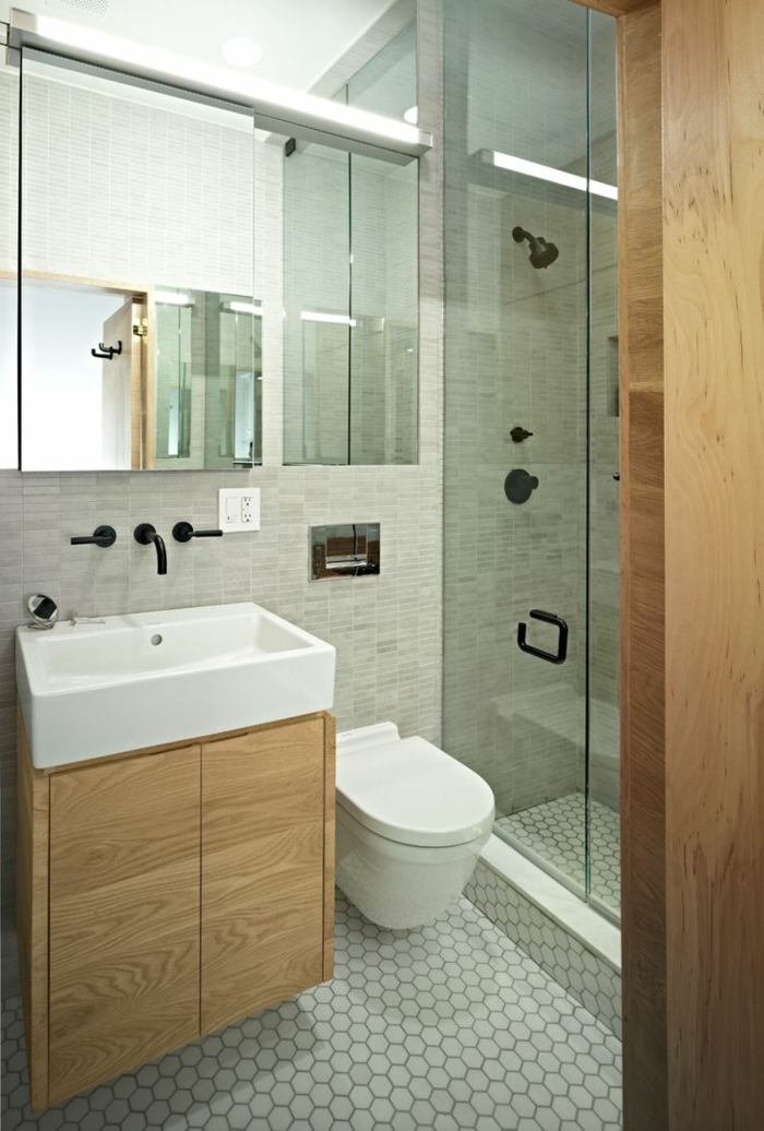 mosaik golv skåp handfat dusch toalett trä