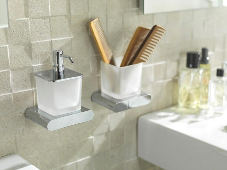 liten-baeder-tvål-dispenser-mugg-kam-kakel-mosaik