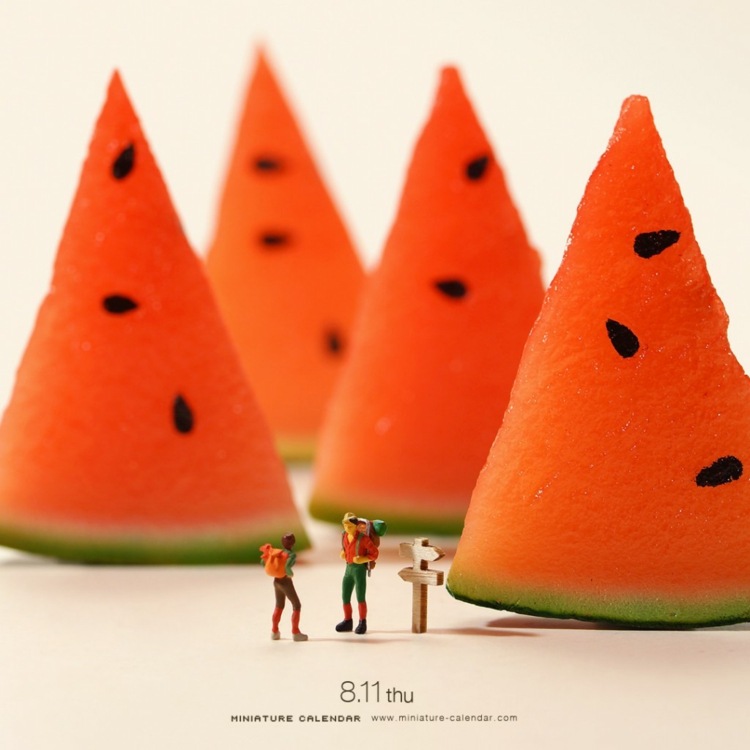 mat foto små dioramor vattenmelon berg klättrare
