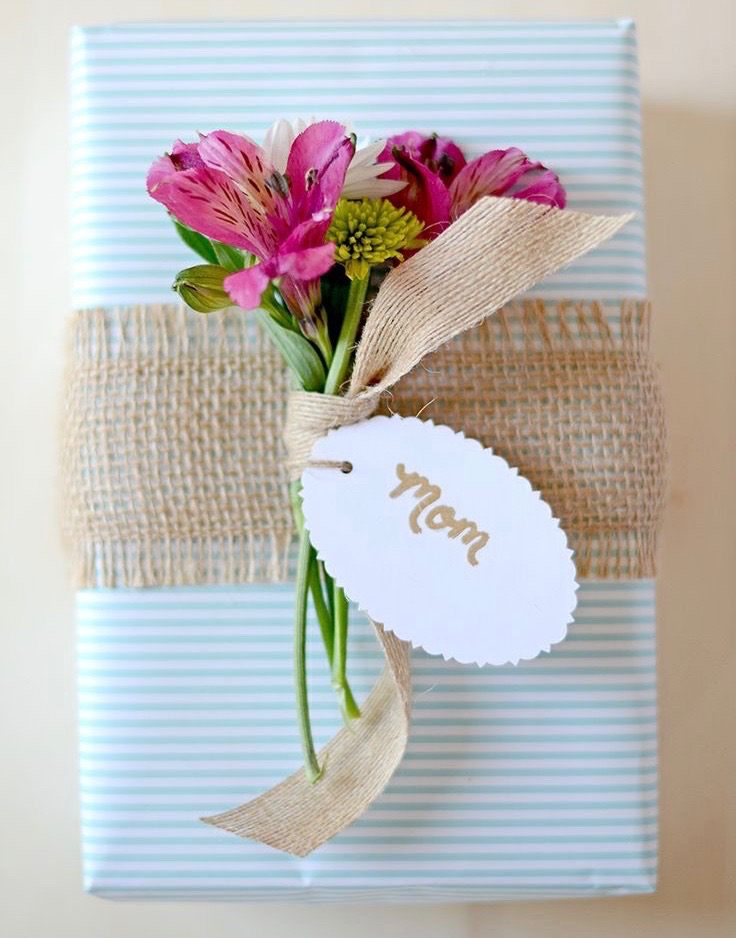 små-gåvor-packning-pyssla-blommor-jute-material-mors-dag