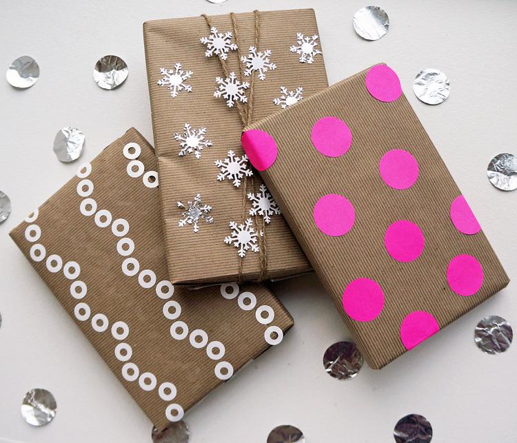 små gåvor-förpackningar-pyssel-brunt-papper-wellpapp-prickar-rosa-glitter