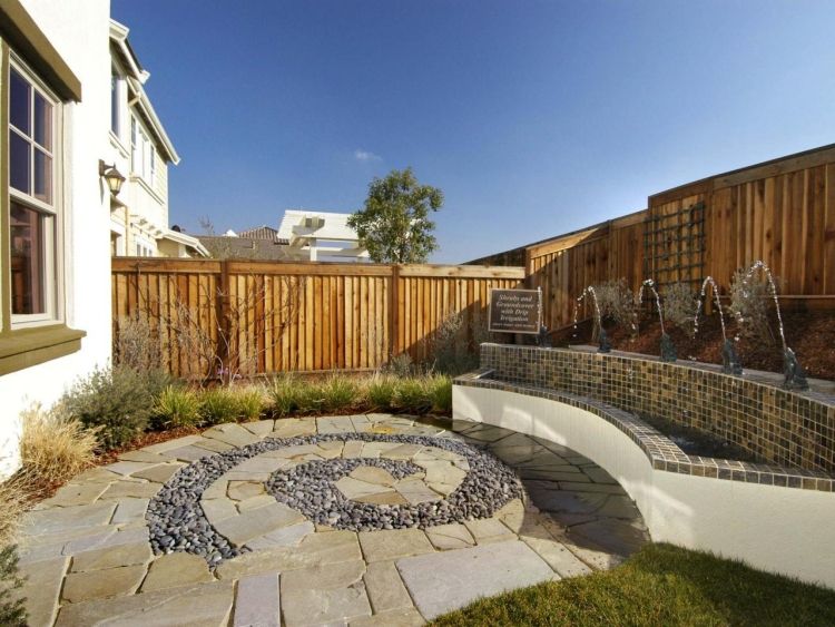 Små trädgårdar-design-grus-natursten-terrass-vatten funktioner