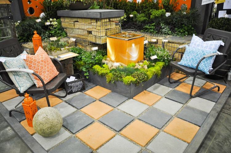 liten trädgård-design-kodern-schackbräda-mönster-terrass-orange-grå-ljus byggnad