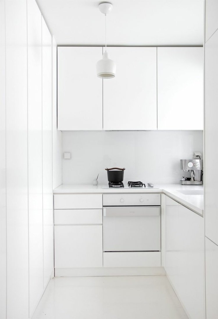 litet kök monokrom-vitt-ljus-möblering-tips-idéer