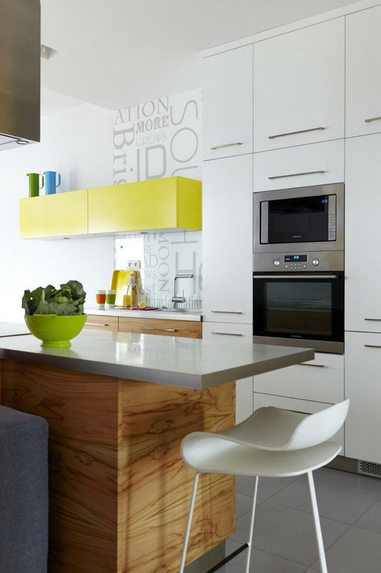 litet-kök-fyra-färger-trä-vit-gul-accent-grå-tallrik-inbyggd skåp