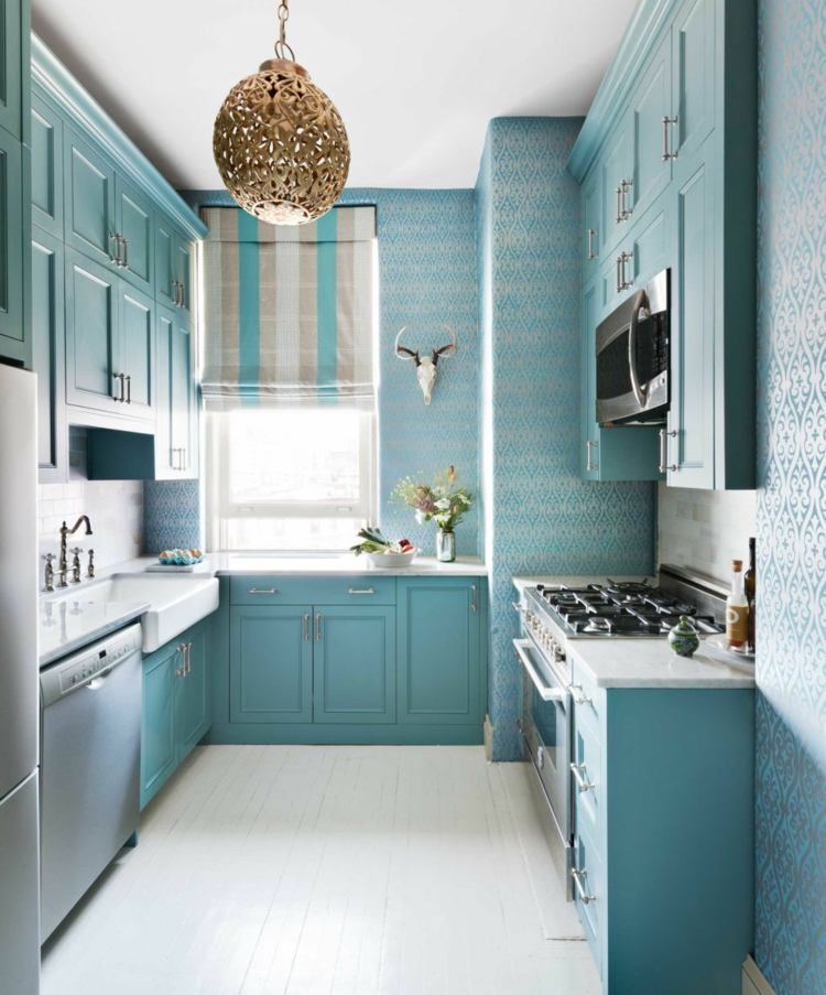litet-kök-lantlig-stil-ljus-blå-pastell-färg-vägg-design-tapeter